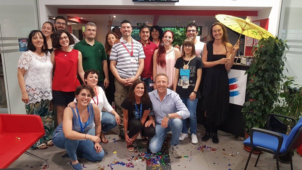 La foto ritrae un gruppo di studenti accompagnati dai teacher IEC durante un'attività di Real English nel Social Club di Iec Monza