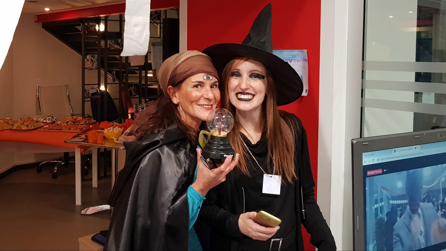 La foto ritrae 2 persone vestite a maschera in occasione delle festa di Halloween (attività di Real English) nel Social Club della scuola IEC Monza